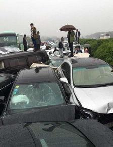 郑州爆料车祸最新消息视频,惨烈现场直击，多车连环相撞！